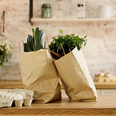 Légumes dans des sacs en papier